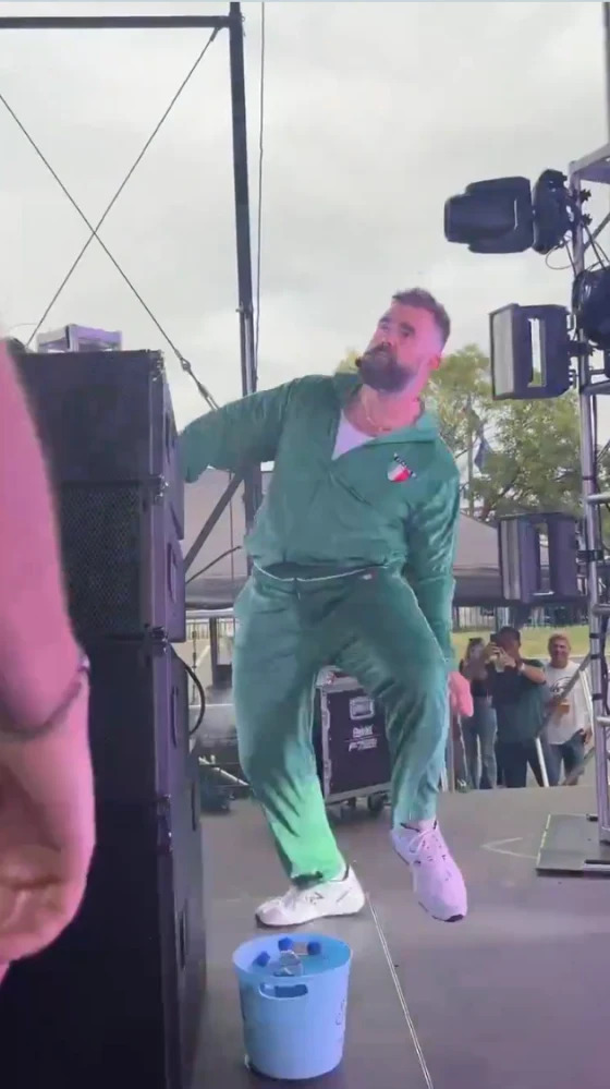 jason kelce dancing 240916 212f3f