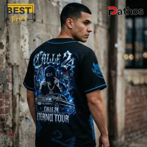 Black baseball jersey featuring blue Calle 24 Eterno Tour graphic with a car and city skyline design.!