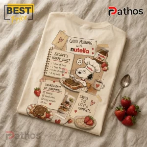 Nutella Snoopy Recipe Illustrated Cream T-Shirt 2 Cream-colored cotton t-shirt featuring Snoopy in a chef hat spreading Nutella on toast with strawberry illustrations.!